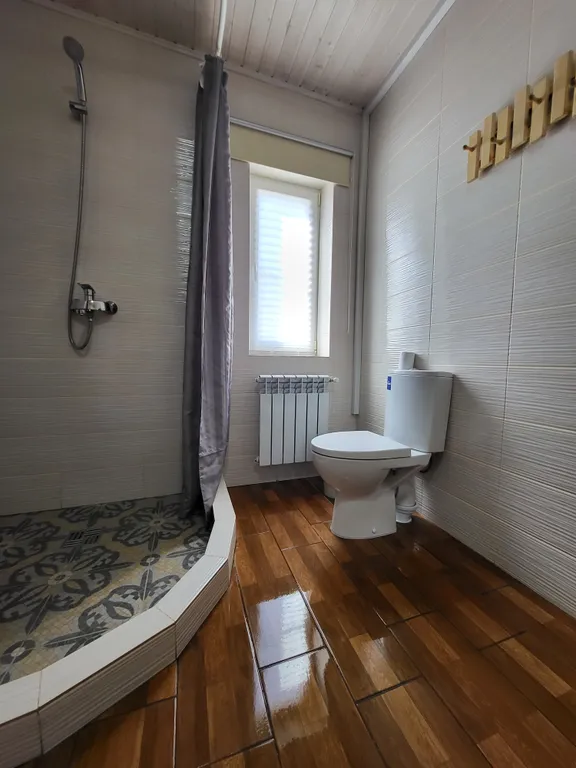 Уютный домик для двоих у озера