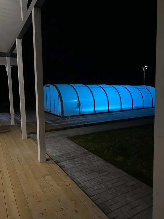 Уютный дом с бассейном на природе