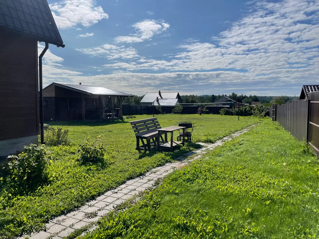 Уютный деревянный дом в тихой деревне