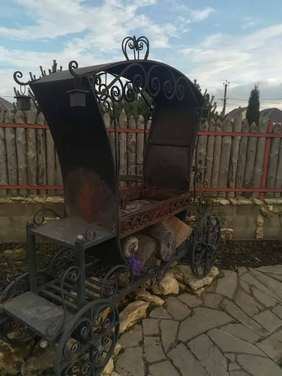 Дом у пруда