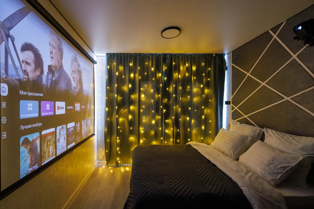 Уютная кино-студия с проектором и большой ванной