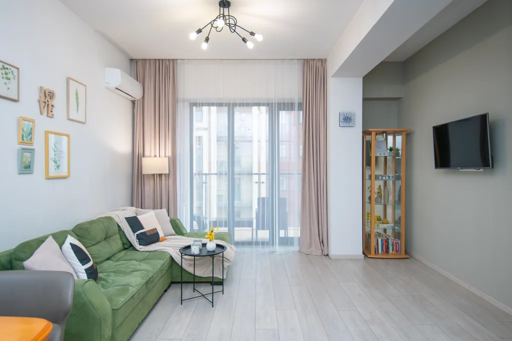 Уютные апартаменты с видом на колесо обозрения и город