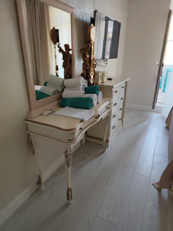 Квартира с видом на горы в 600 метрах от моря по тенистой аллее из сосен