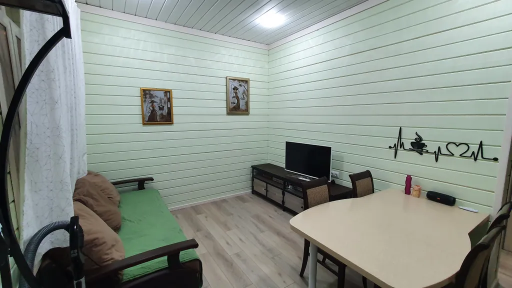 Уютный дом в лесу рядом с речкой