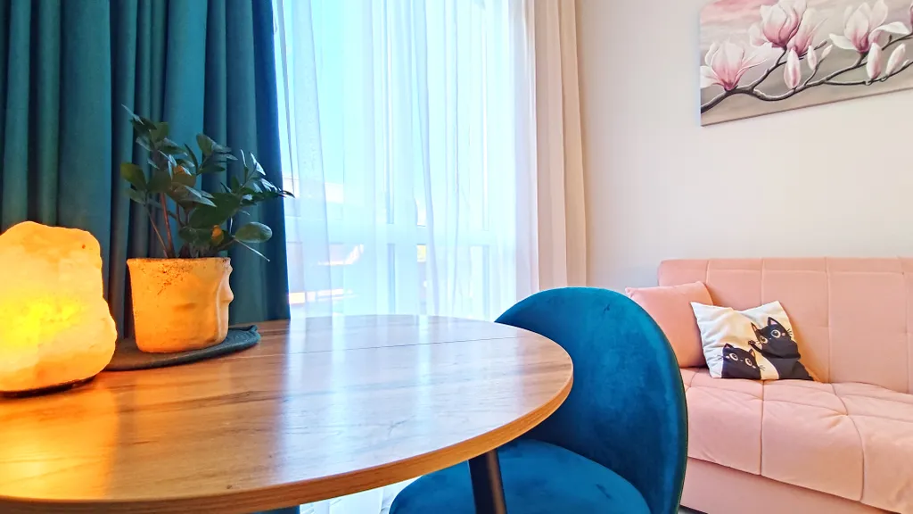 Дизайнерский апартамент со спальней и балконом