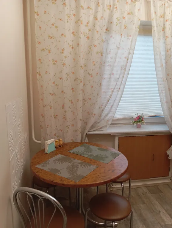 Скромная квартира с изолированными комнатами в центре