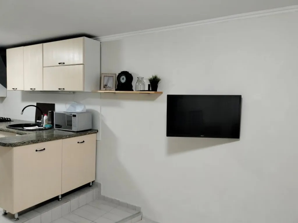 Уютный дом для большой семьи или компании в окружение сада