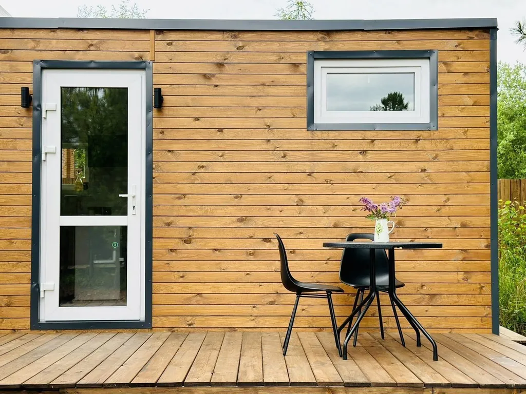 Домик в тихом и спокойном месте в окружении леса