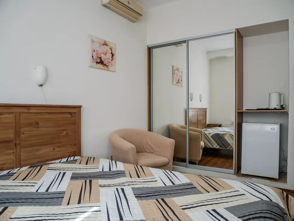 Комната с одной двуспальной кроватью в коттедже