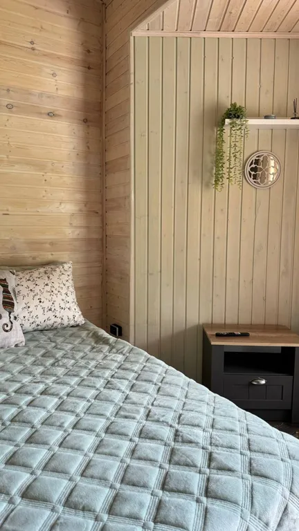 Современная студия на берегу реки