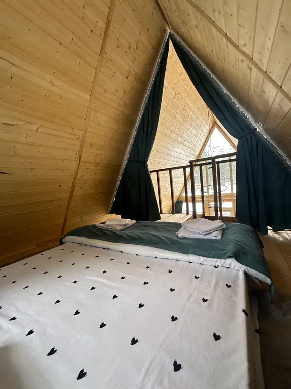 Уютный домик в сосновом бору с видом на горы