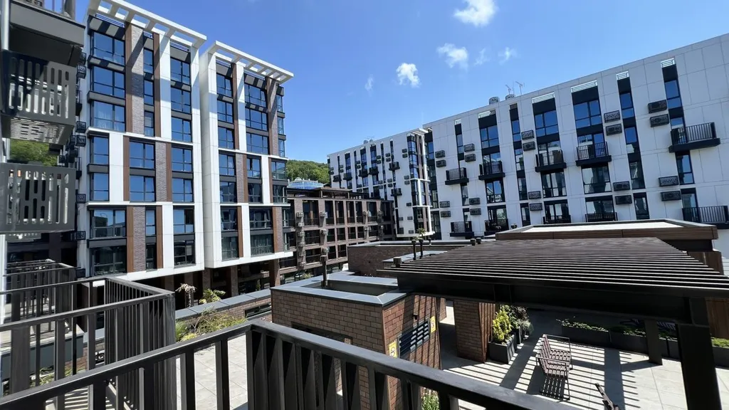 Квартира с бaлконoм и видом на моpе