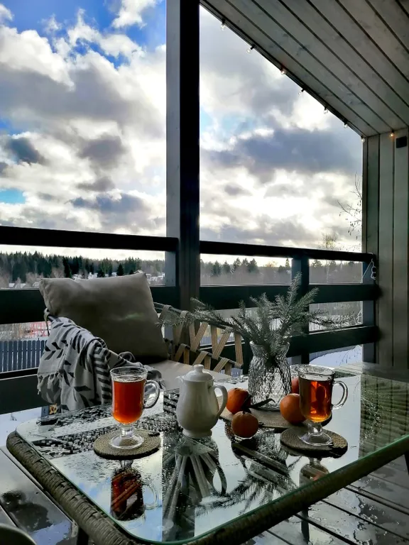 Дом на холме у леса