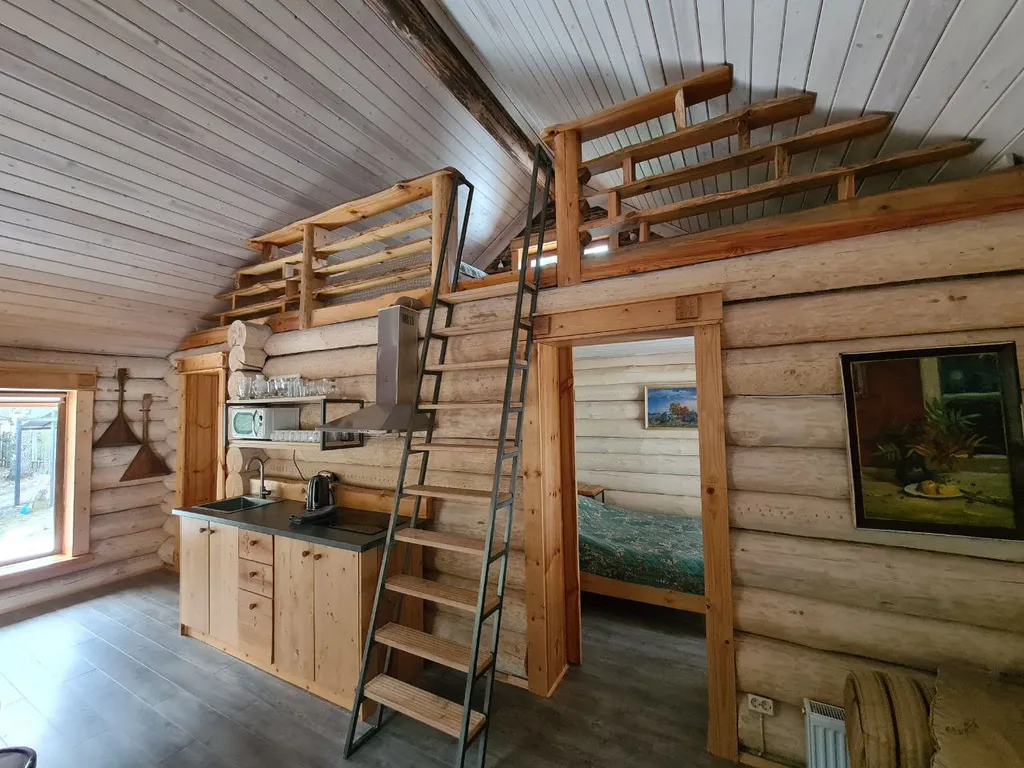 Уютный дом на лесном участке у озера, рядом с городом