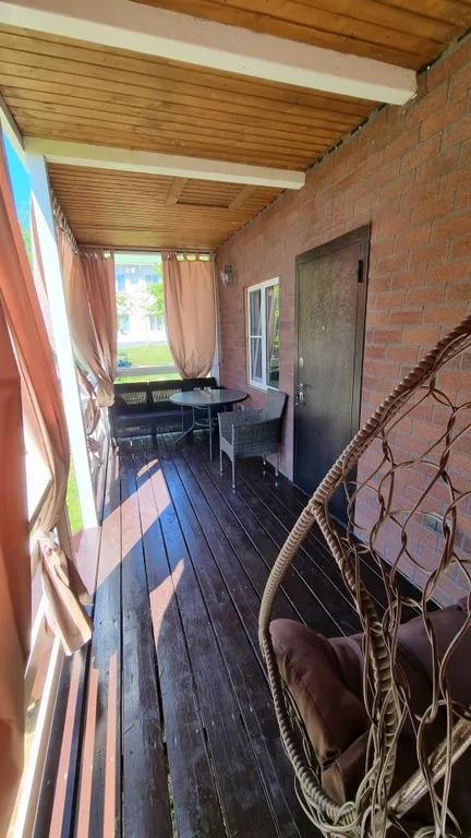 Домик и фруктовый сад