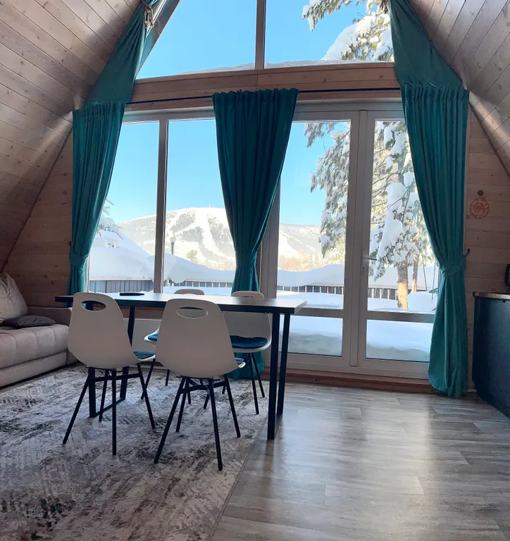 Уютный дом с красивым видом на зелёную гору