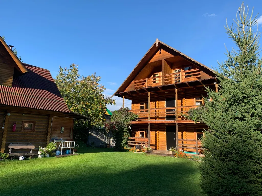 Комната с балконом и видом на горы