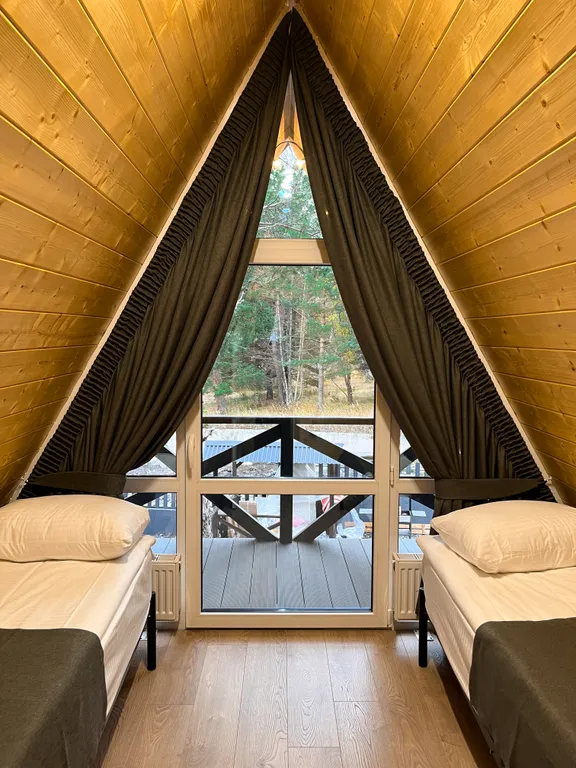 Двухэтажный A-Frame дом у реки Гарабаши с видом на горы