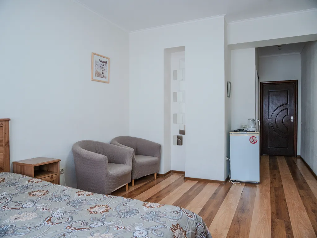 Комната с одной двуспальной кроватью в коттедже.