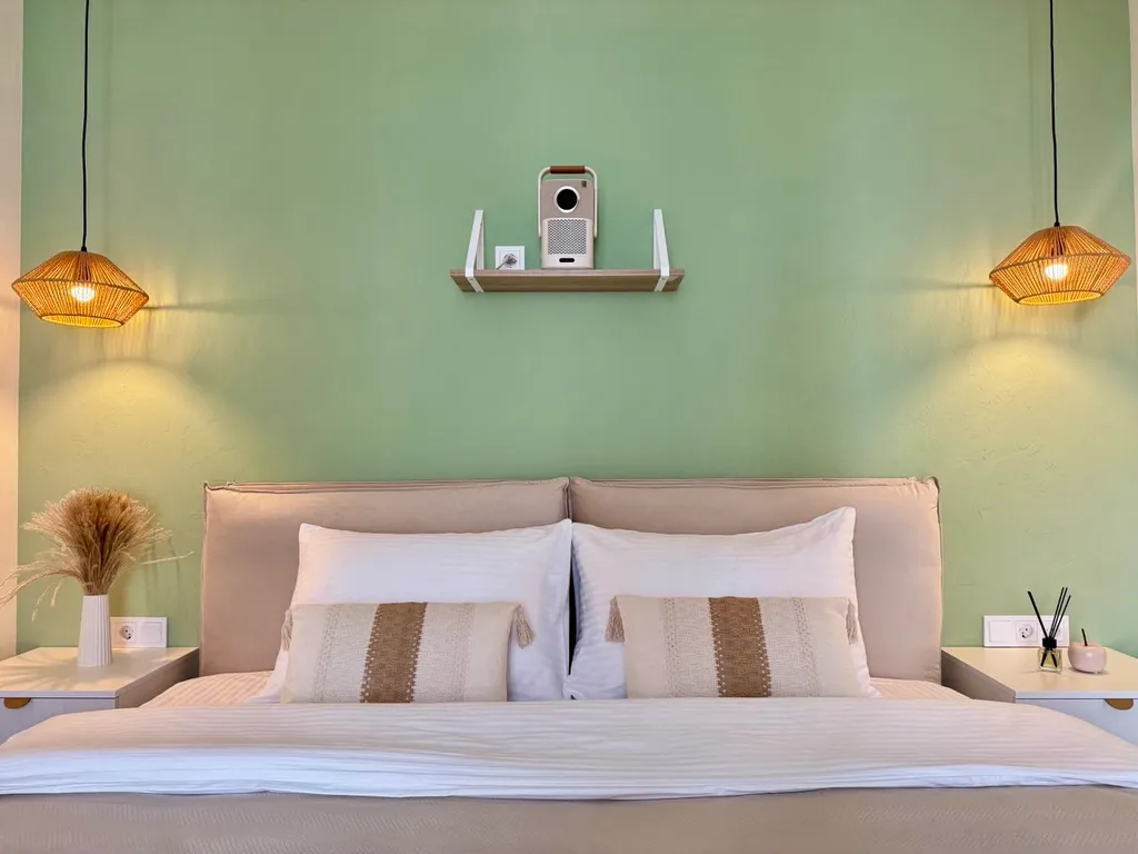 Студия бохо у набережной, с сауной, массажным креслом, проектором