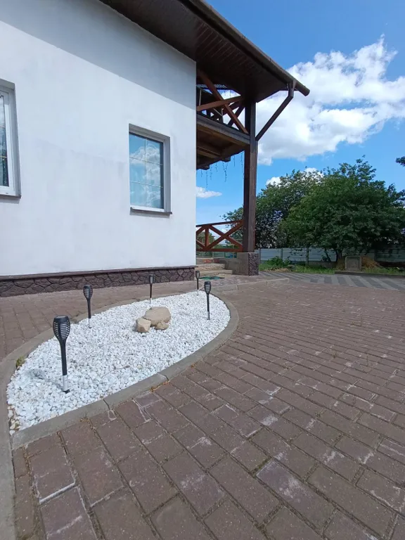 Уютный домик в деревне с беседкой и мангалом на улице