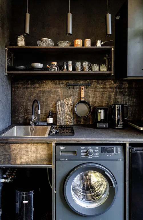 Домик на лесном склоне с видом на горы