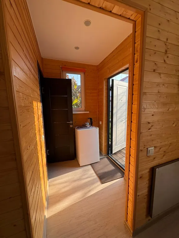 Домик у реки Дах с видом на горы