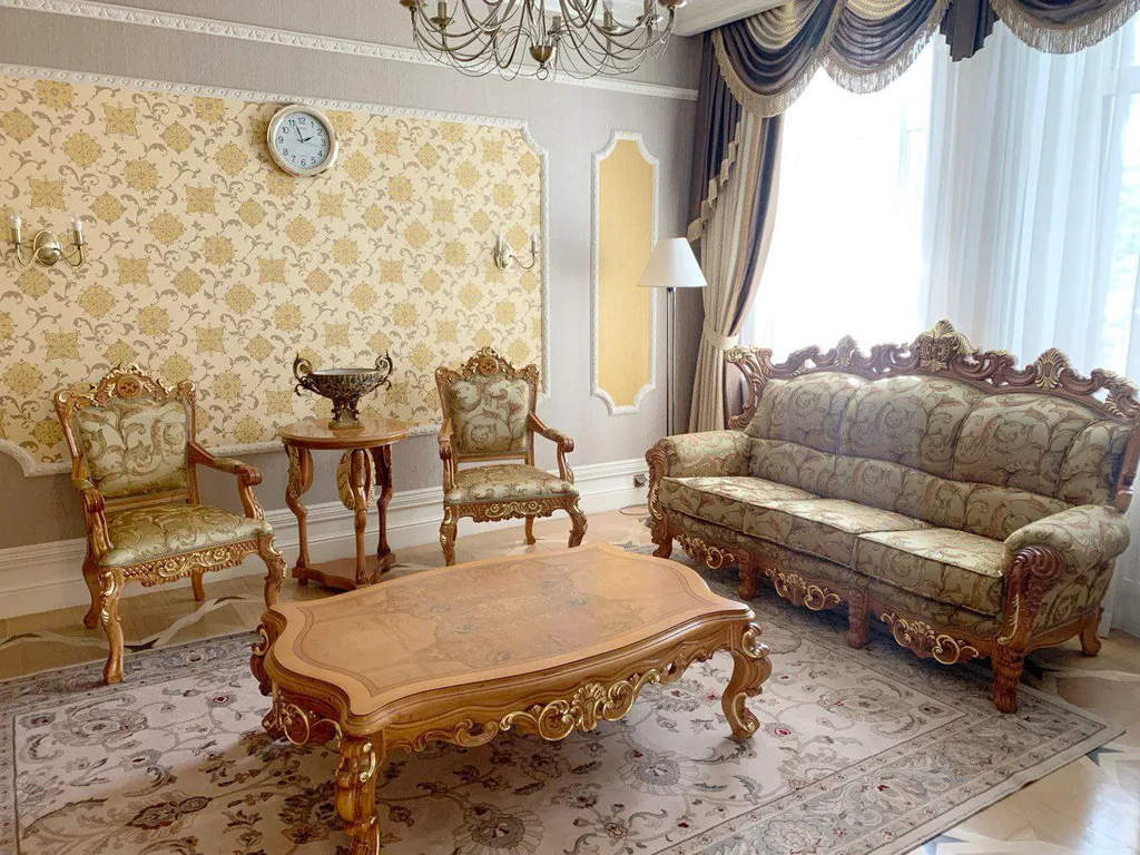 Двухэтажный коттедж в центре