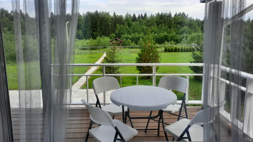 Дом на берегу озера у леса