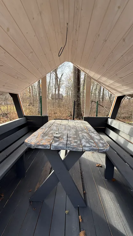 Уютный дом в лесу у озера вблизи от города