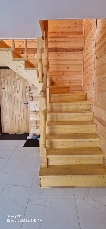 Отдельный дом на краю леса на берегу озера