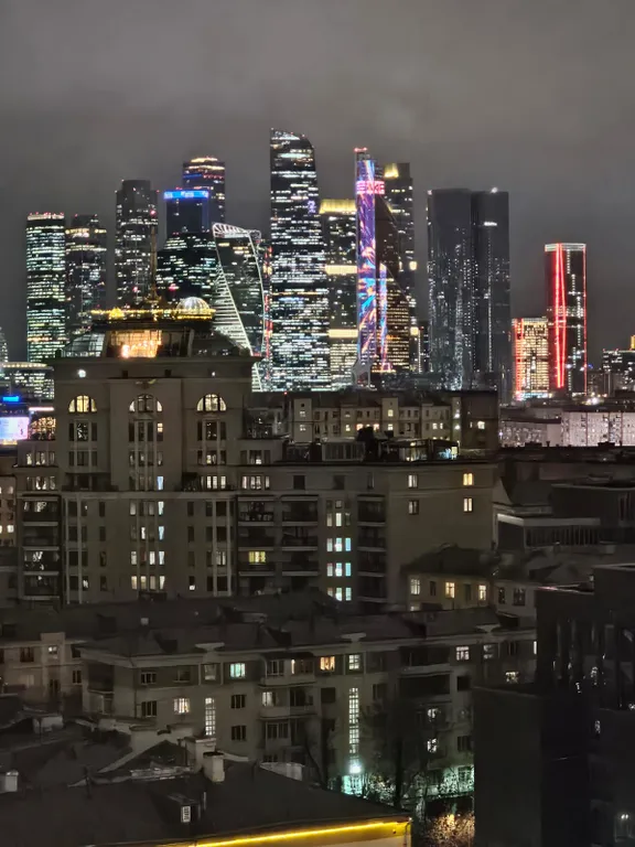 Панорамная комната с балконом с видом на Москва-Сити и Садовое кольцо