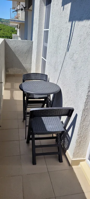 Современная студия у моря с видом на бассейн и горы