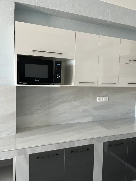 Комната с видом на море бежевая