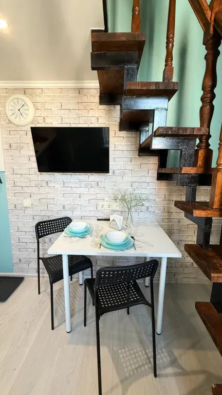 Стильная двухуровневая студия