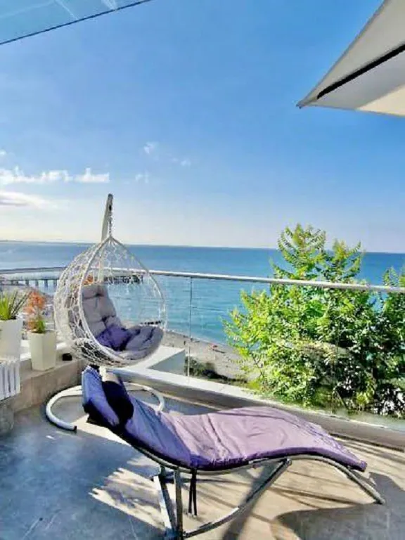 Двухкомнатные апартаменты с прямым видом на море и роскошной террасой