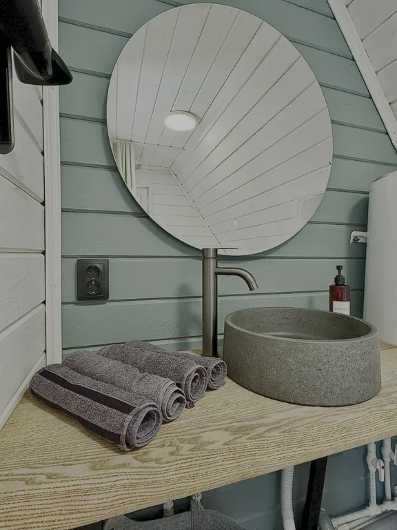 Дом A-frame с баней и джакузи под открытым небом в сосновом лесу