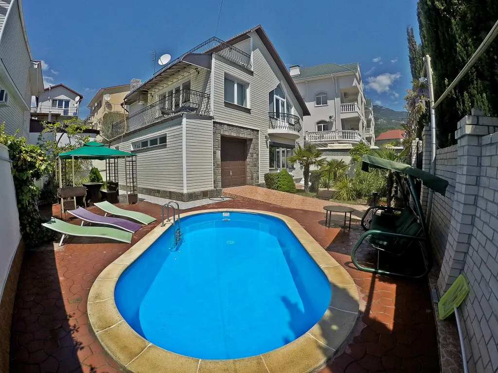 Дом в Ялте с бассейном и сауной