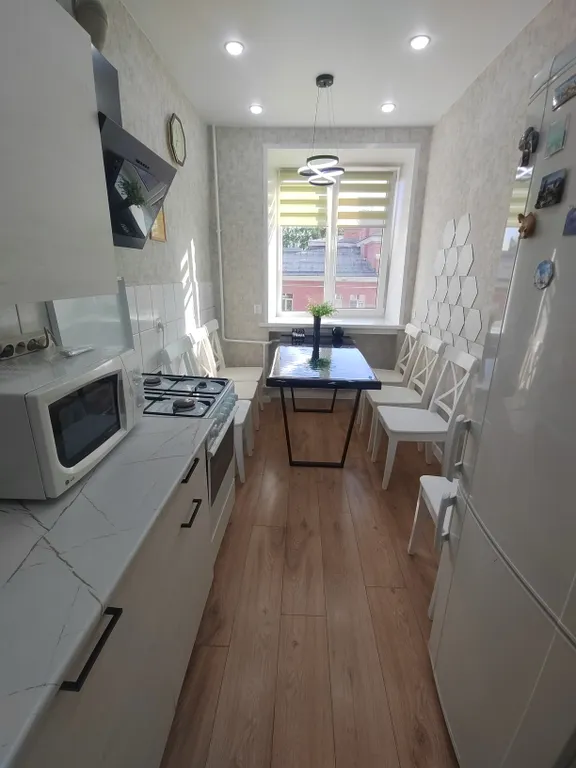 Трёхкомнатная квартира с раздельными комнатами, балконом в центре