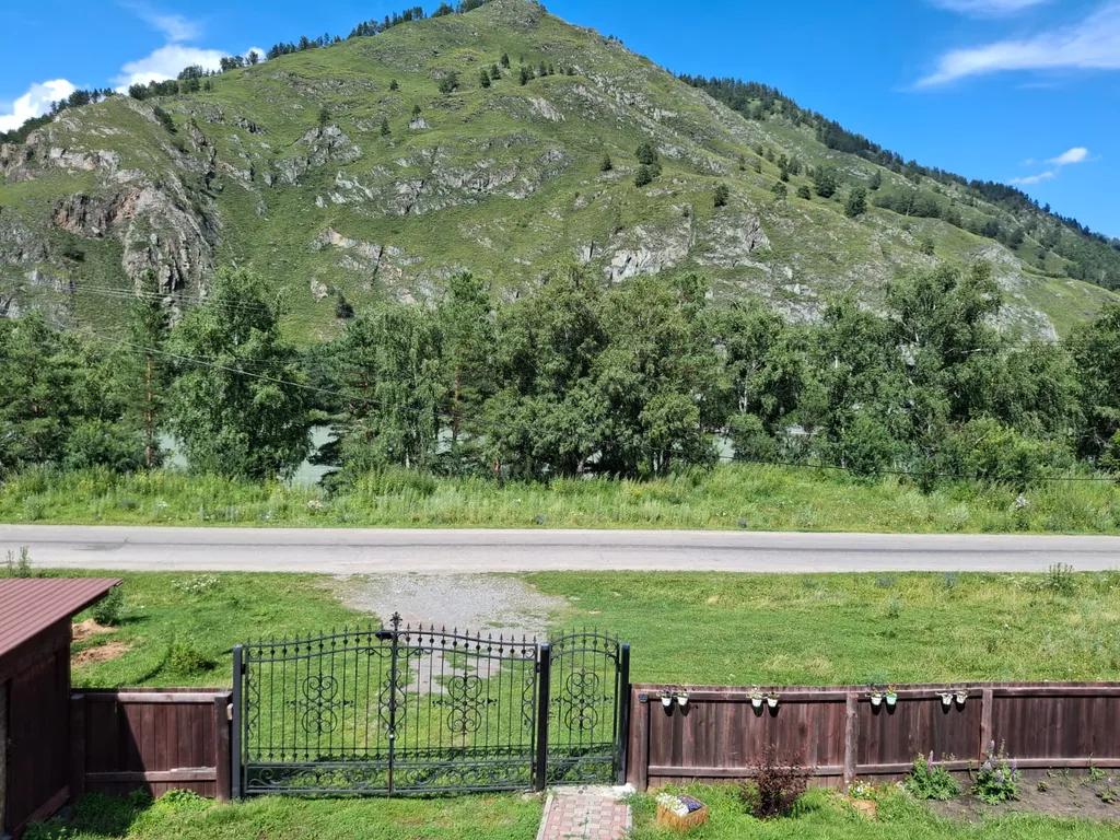 Уютная студия с видом на Катунь и Гору