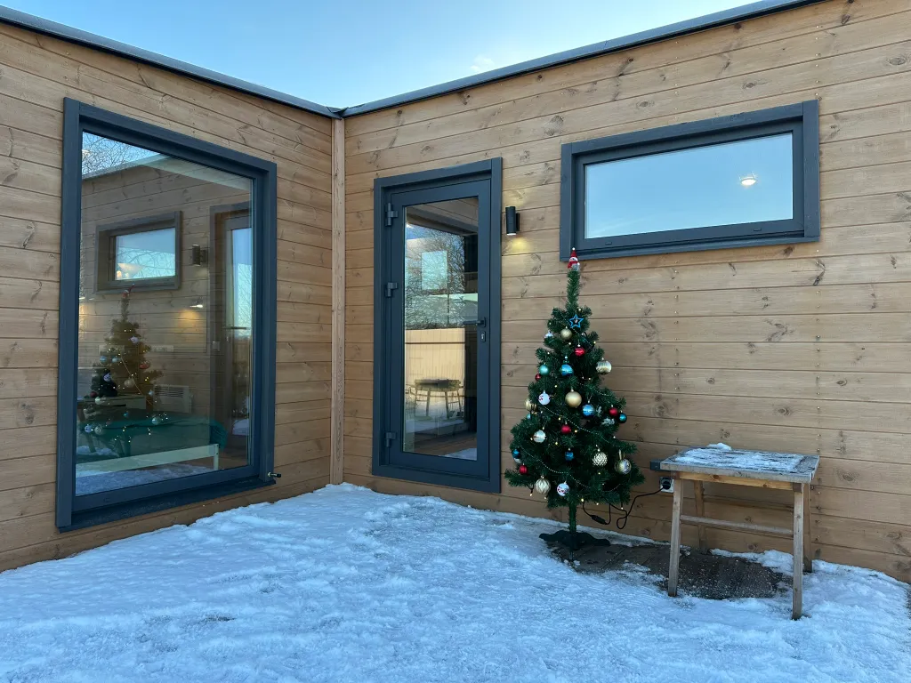 Современный дом на самом берегу реки