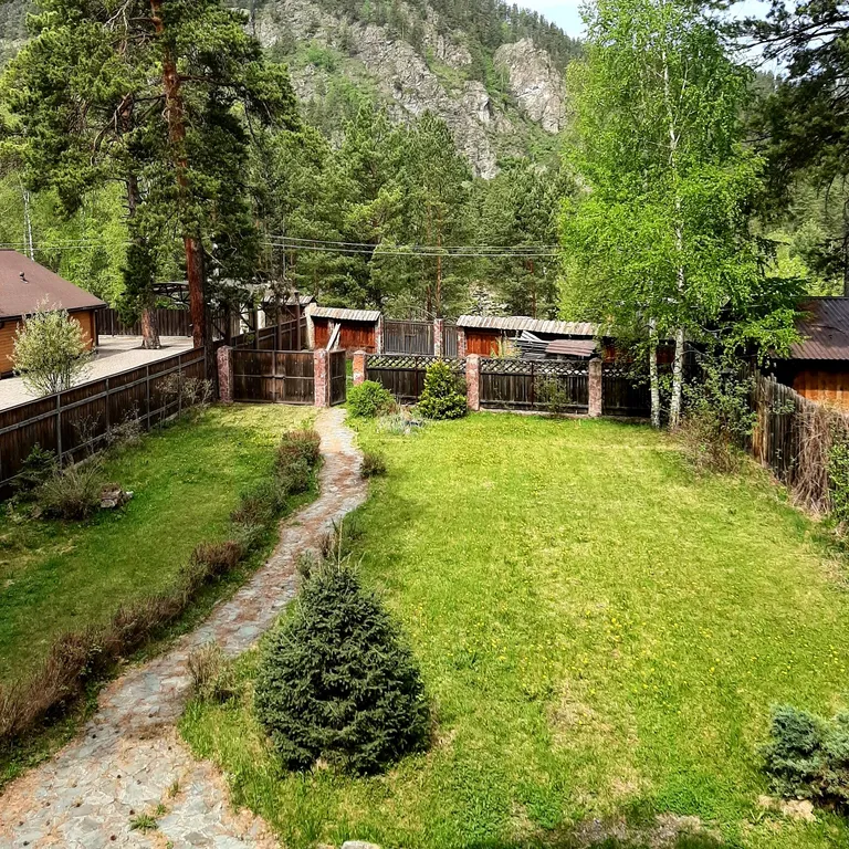 Гостевой дом Кедровое подворье рядом с рекой Катунь