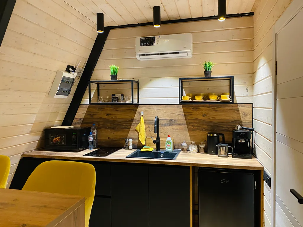 Треугольный дом A-фрейм с панорамными окнами Космос