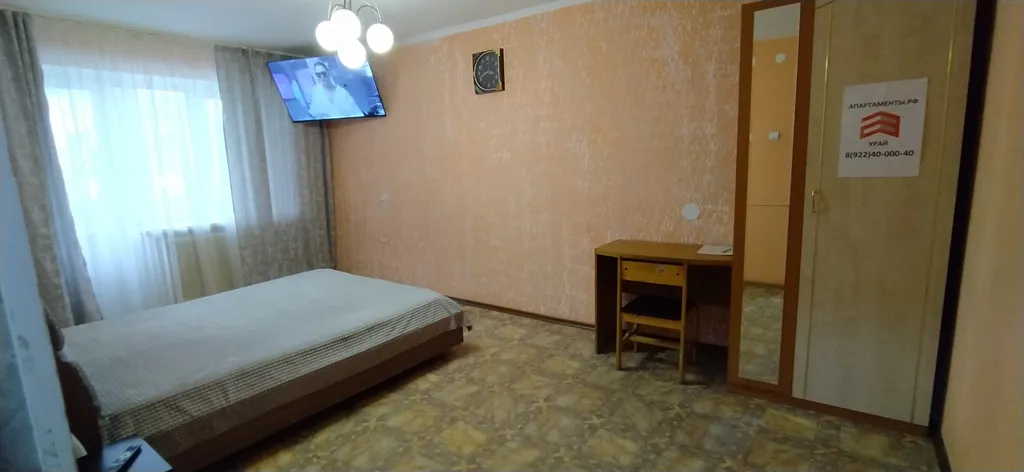 Двуспальная кровать и огромный смарт ТВ