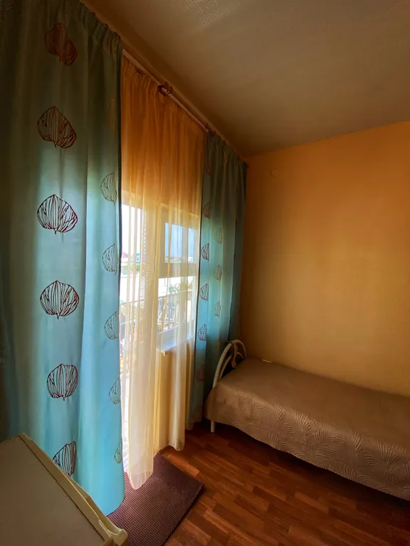 Трехместный номер с двуспальной и односпальной кроватями