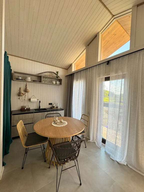 Дом в Абхазии у Черного моря (Му с цветами)