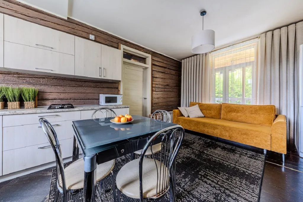 Уютный загородный коттедж у пруда с камином и террасой