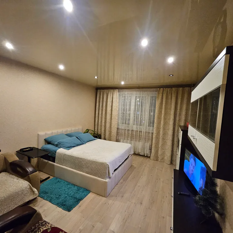 Большая квартира с лоджией в центре города — аренда посуточно в Королёв