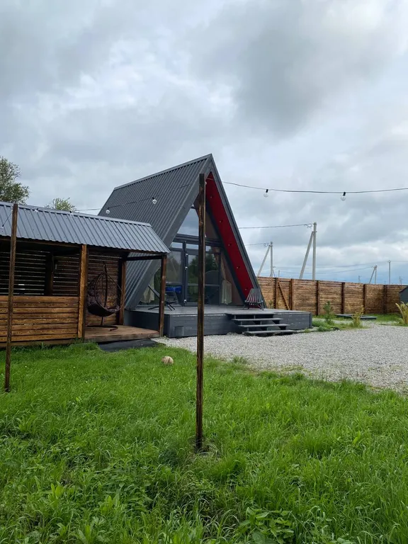 Уютный скандинавский домик у леса