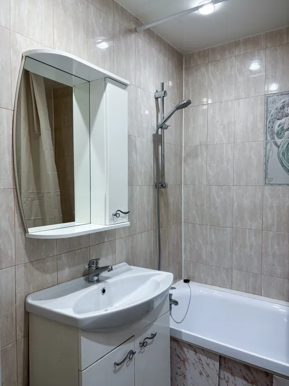 Просторная еврoдвушкa с светлой куxнeй-гocтинoй